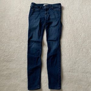 Dark wash skinny Hollister jeans 💙🦋